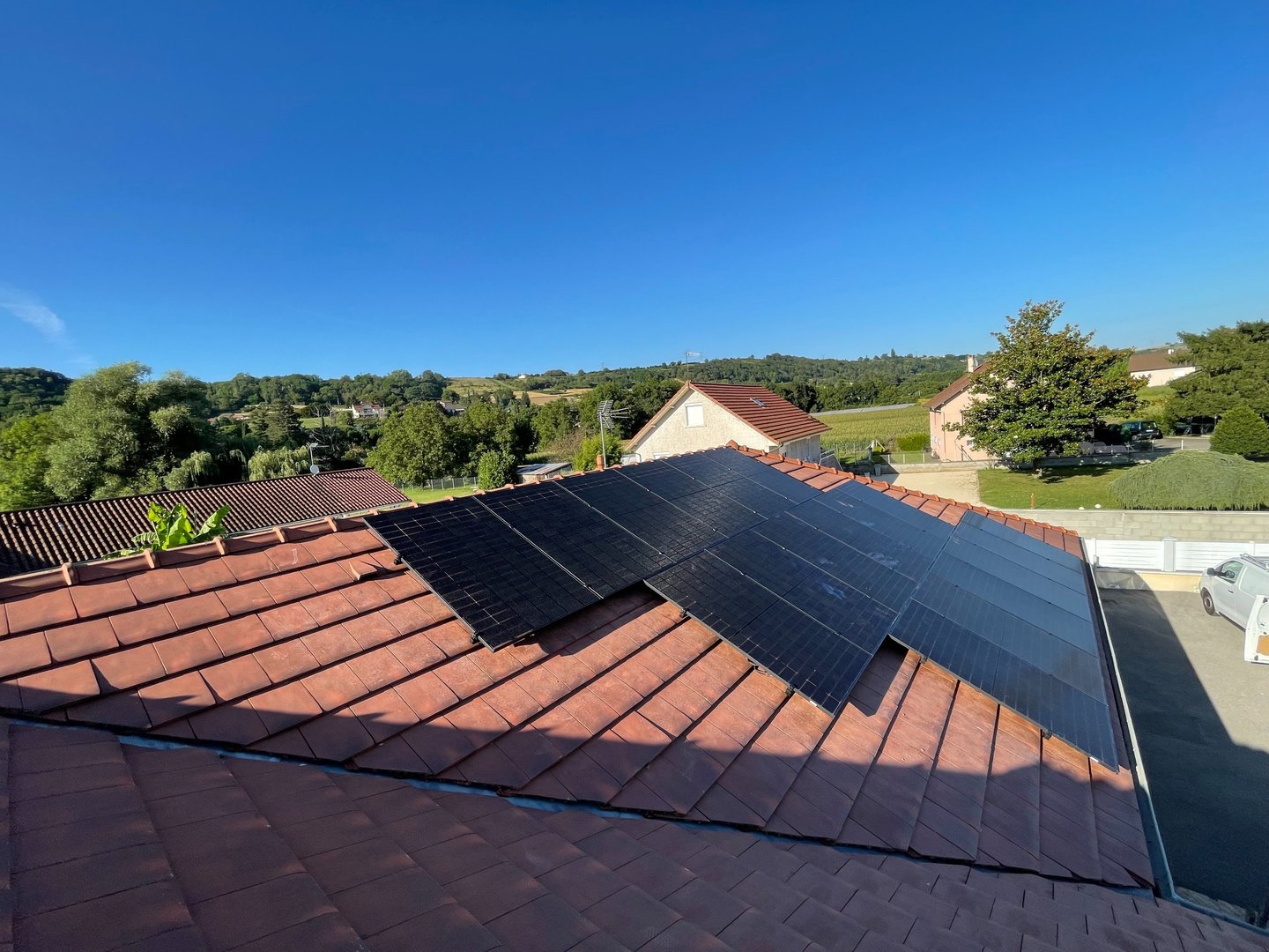 Installation de panneaux photovoltaïques réalisée par la société ALSUN ENERGY