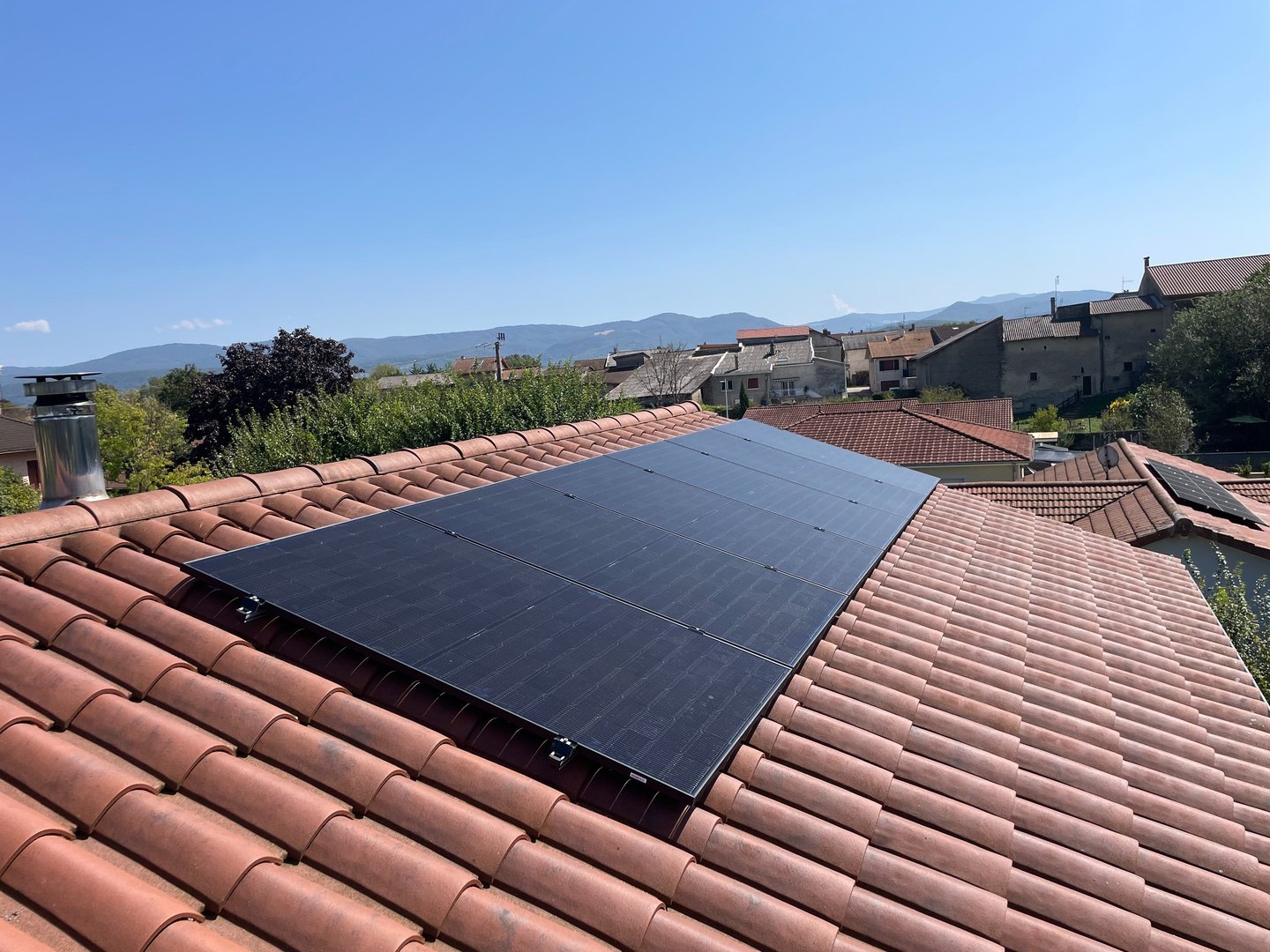 Installation de panneaux photovoltaïques réalisée par la société ALSUN ENERGY