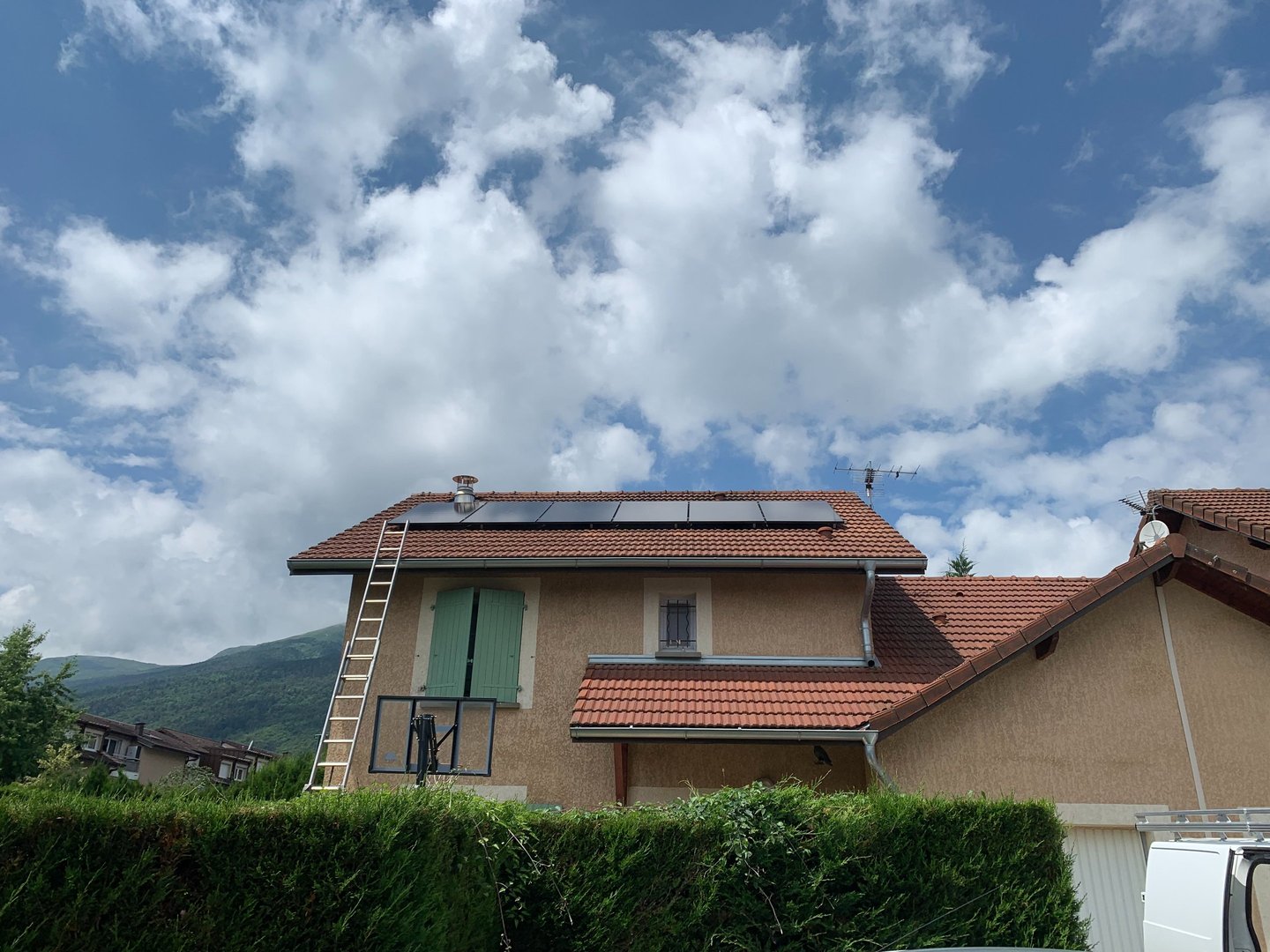 Installation de panneaux photovoltaïques réalisée par la société ALSUN ENERGY