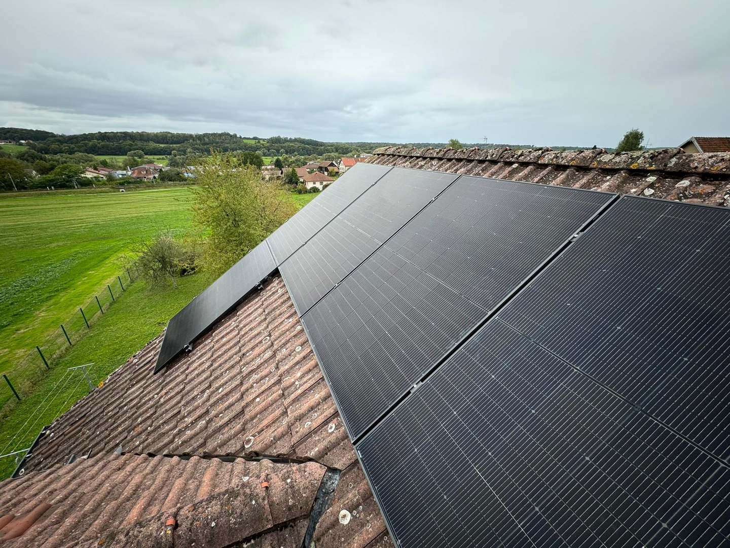 Installation de panneaux photovoltaïques réalisée par la société ALSUN ENERGY