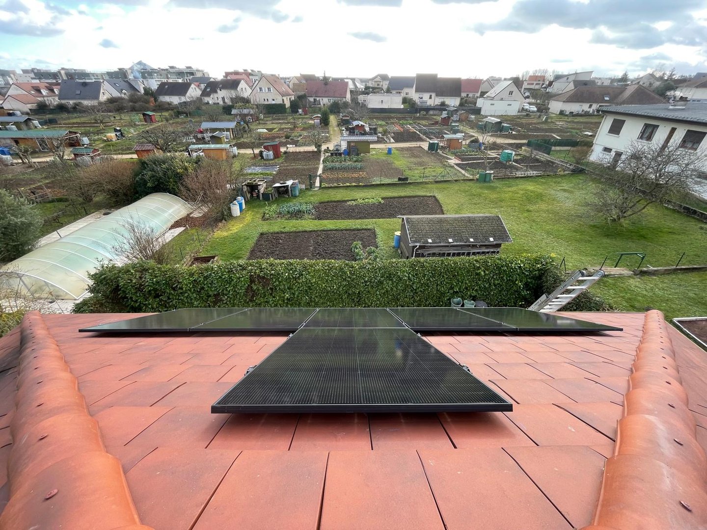Installation de panneaux photovoltaïques réalisée par la société ALSUN ENERGY