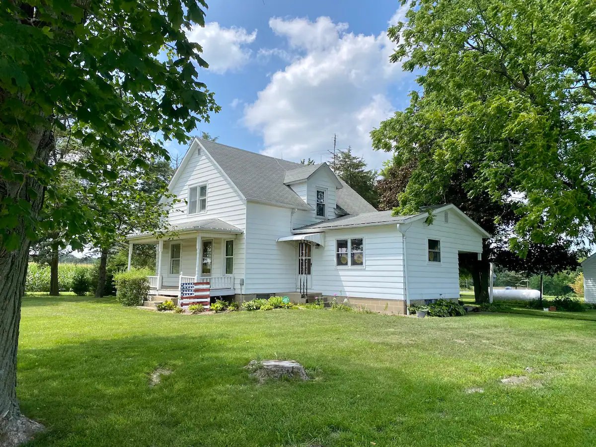 White Farm House Short Term Rental Knoxville Illinois