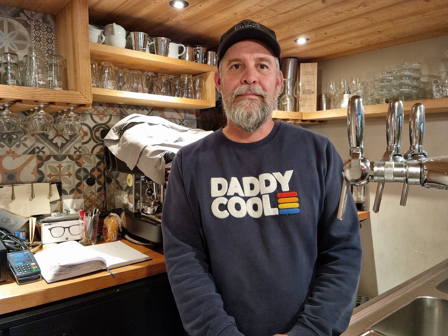 Photographie du gérant du restaurant dans son espace "bar"