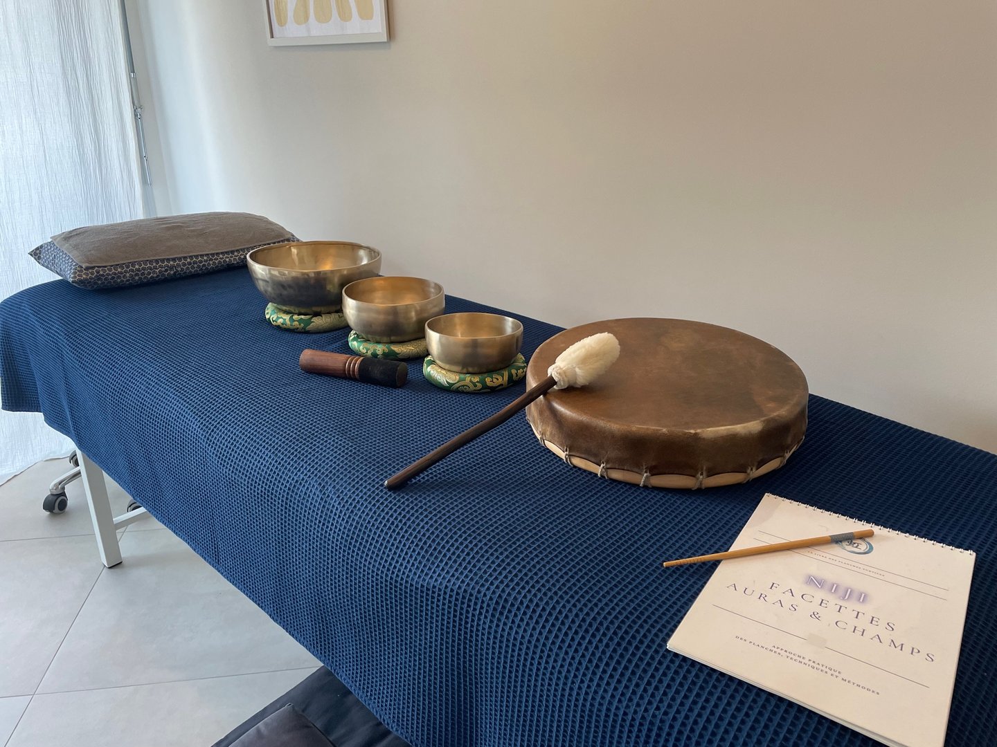 table de soin massage magnetisme medecine douce avec bols tibetains tambour