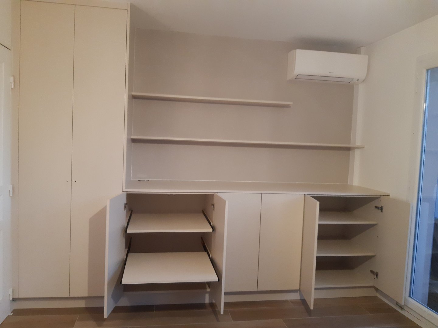 Rangements sur mesure avec tablettes coulissantes