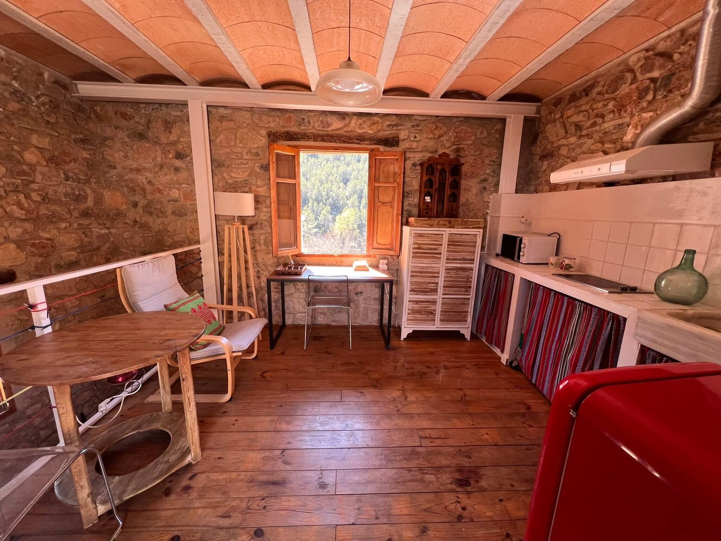 Vista del salón y cocina en la casa rural La Calma, alojamiento con encanto en Castellón