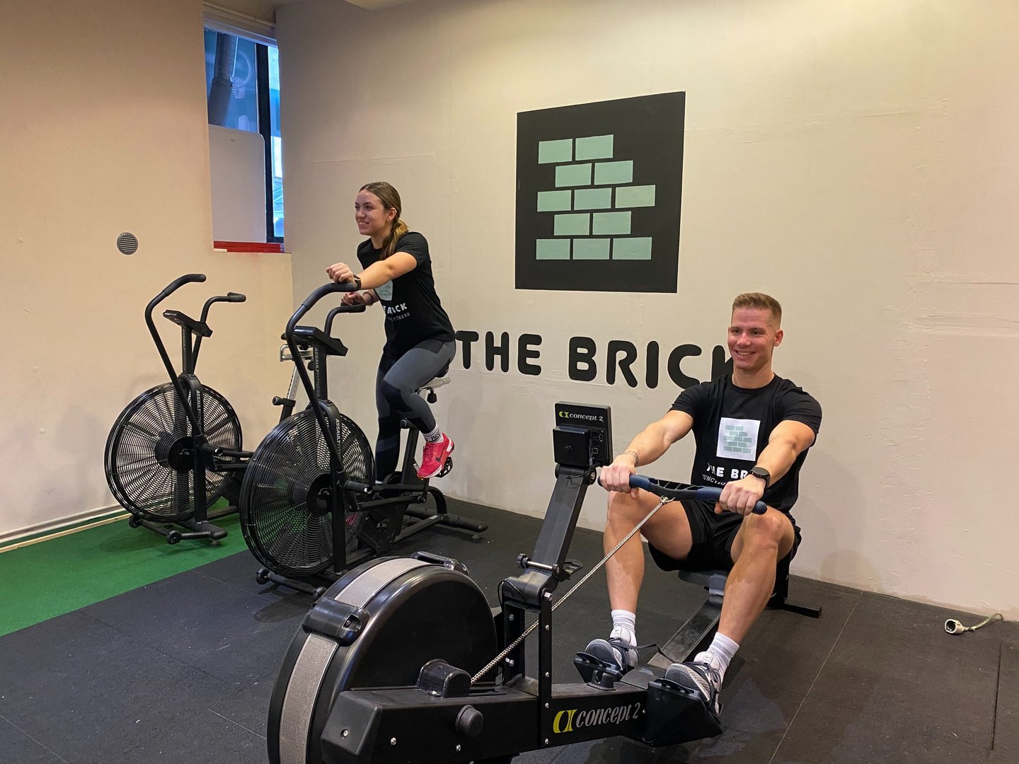 férfi concept2 és assault bike airbike segítségével edzenek az edzőteremben