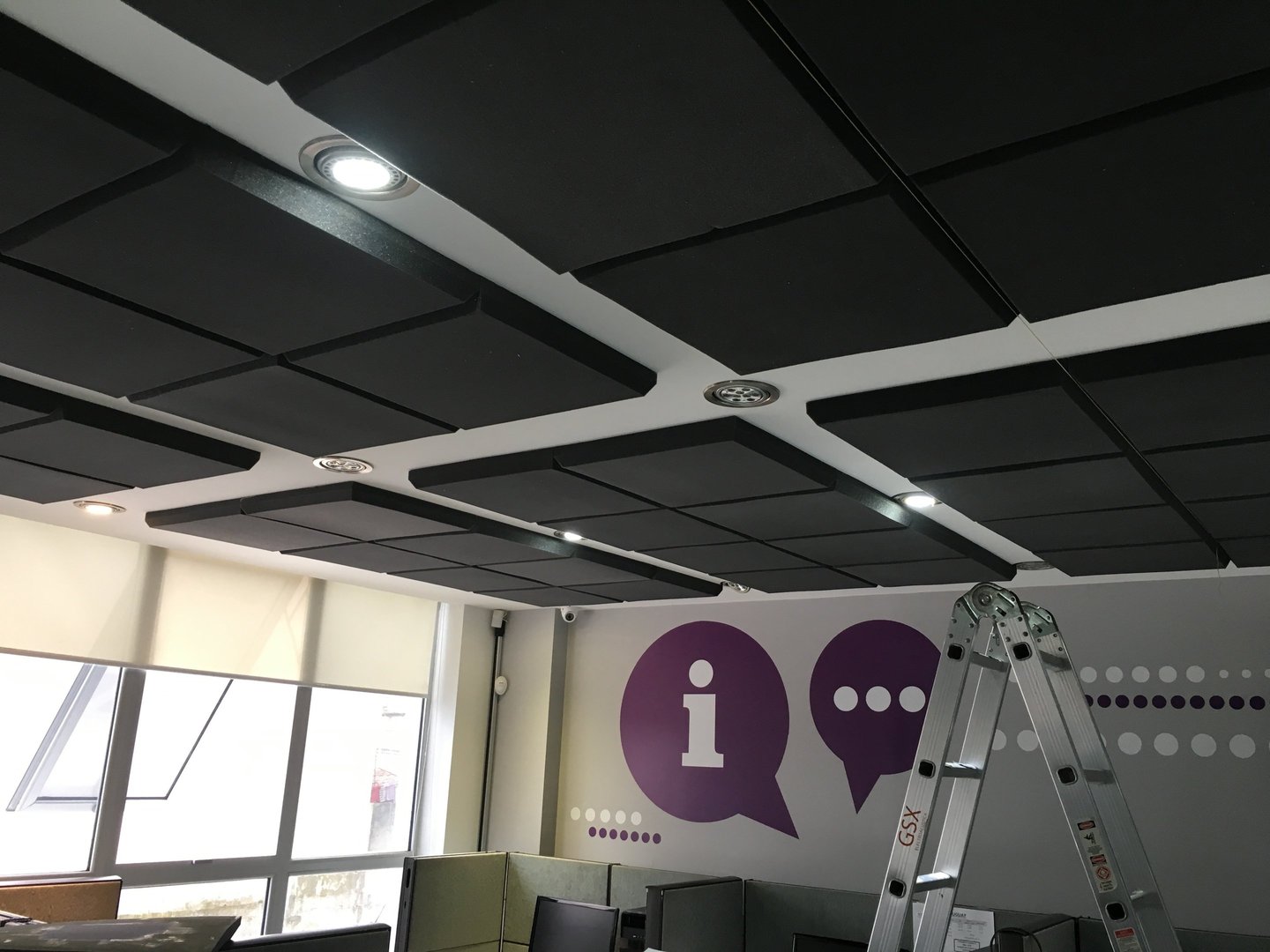 Paneles aústicos de espuma, tela, revestimiento alistando decorativo en madera con fieltro.