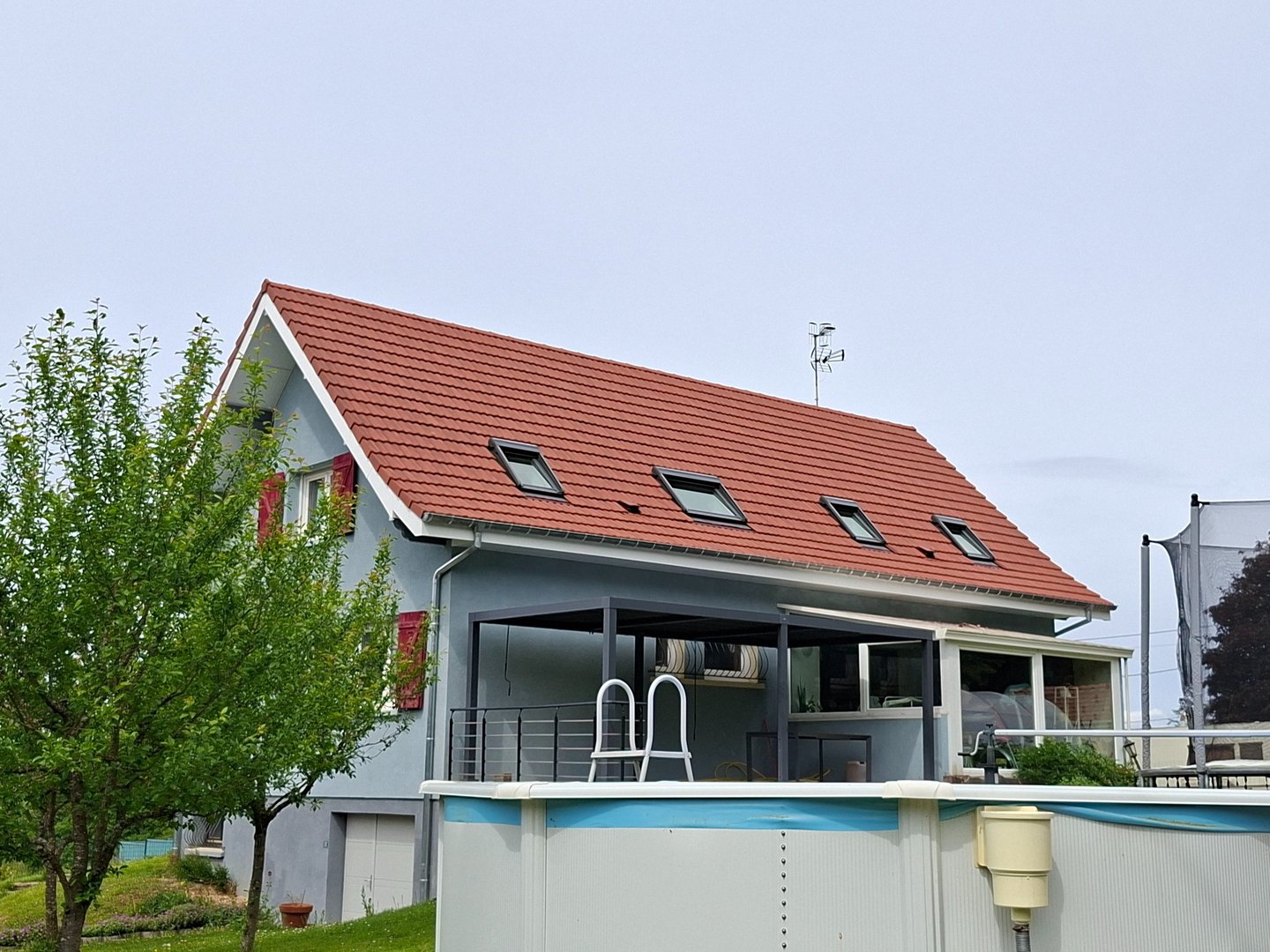 Rénovation d'une toiture et pose de velux avec volets roulants solaire à delle.