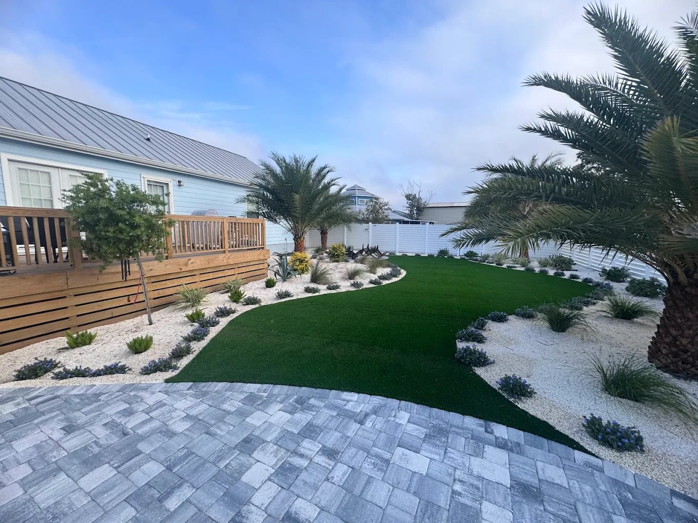 backyard landscape design with syntenic turf and pavers