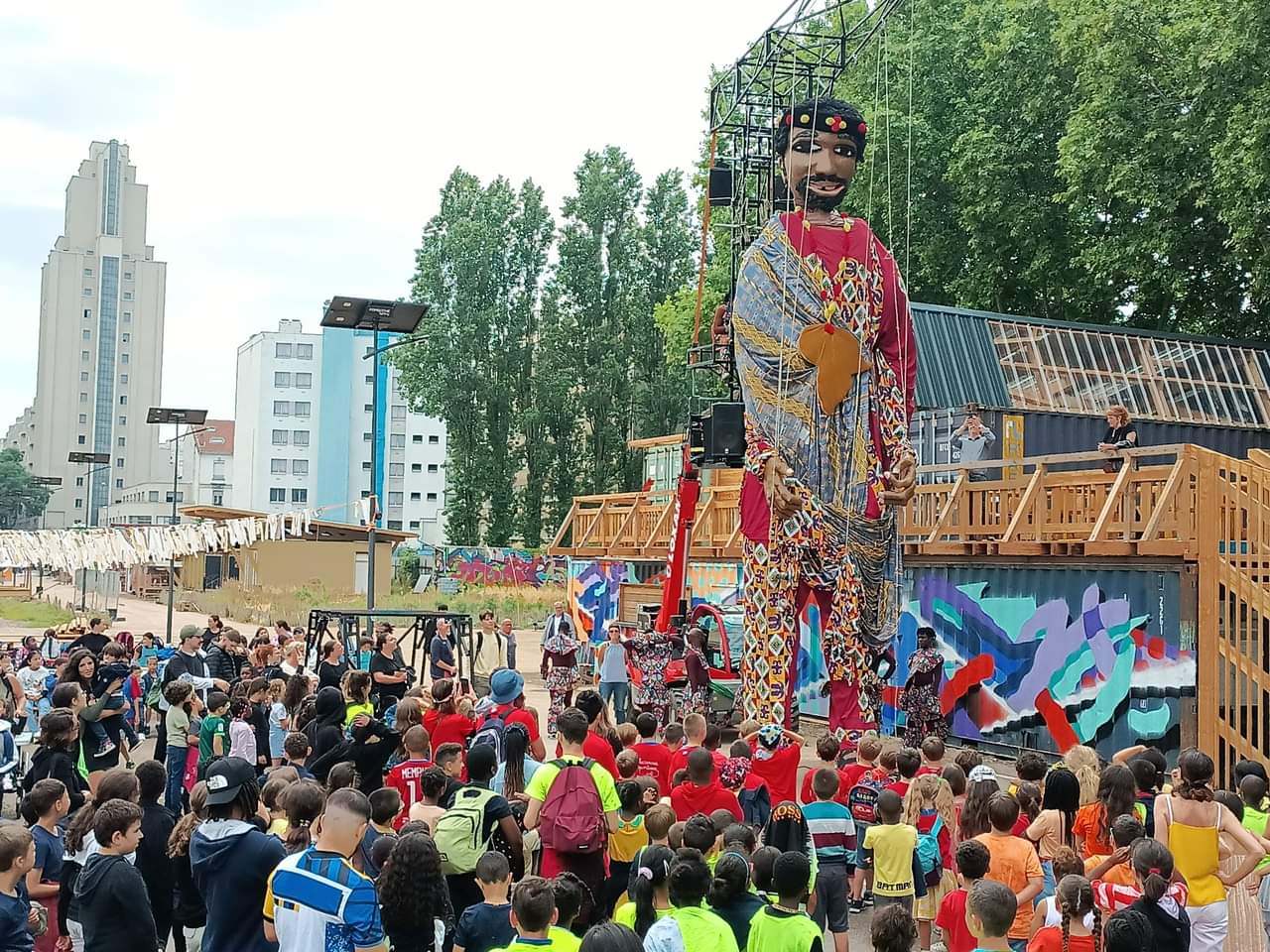 La marionnette géante nommée Tchangara au milieu d'une foule
