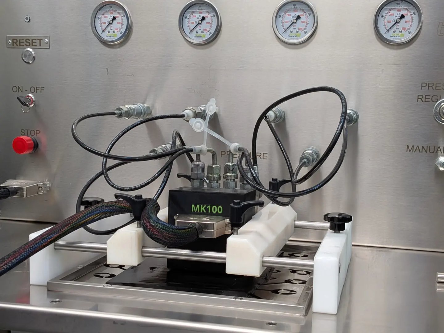 ABS  de un auto siendo reparado por nuestra maquina de reparacion de modulo hidraulico del sistema de frenado del auto