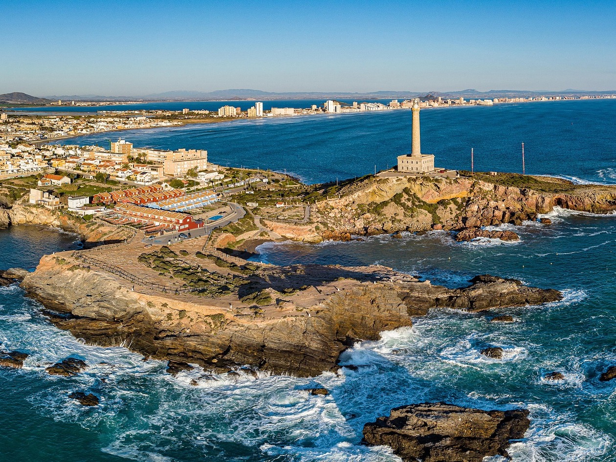 The area around the Cabo de Palos lighthouse (Cartagena) is a favorite spot for diving and snorkelin