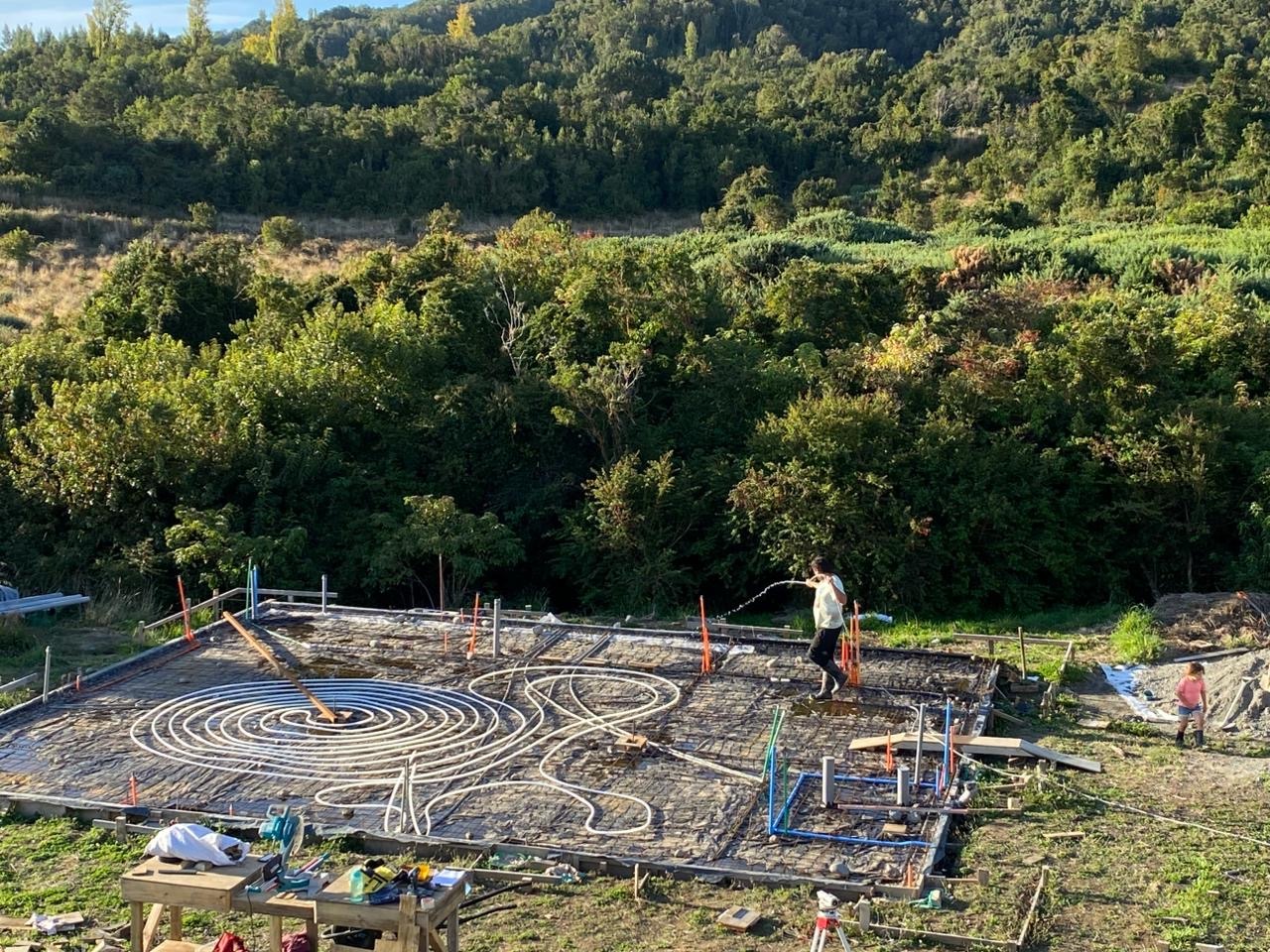 Imagen panorámica de la loza radiante sustentable instalada por EcoRumbo en Chiloé
