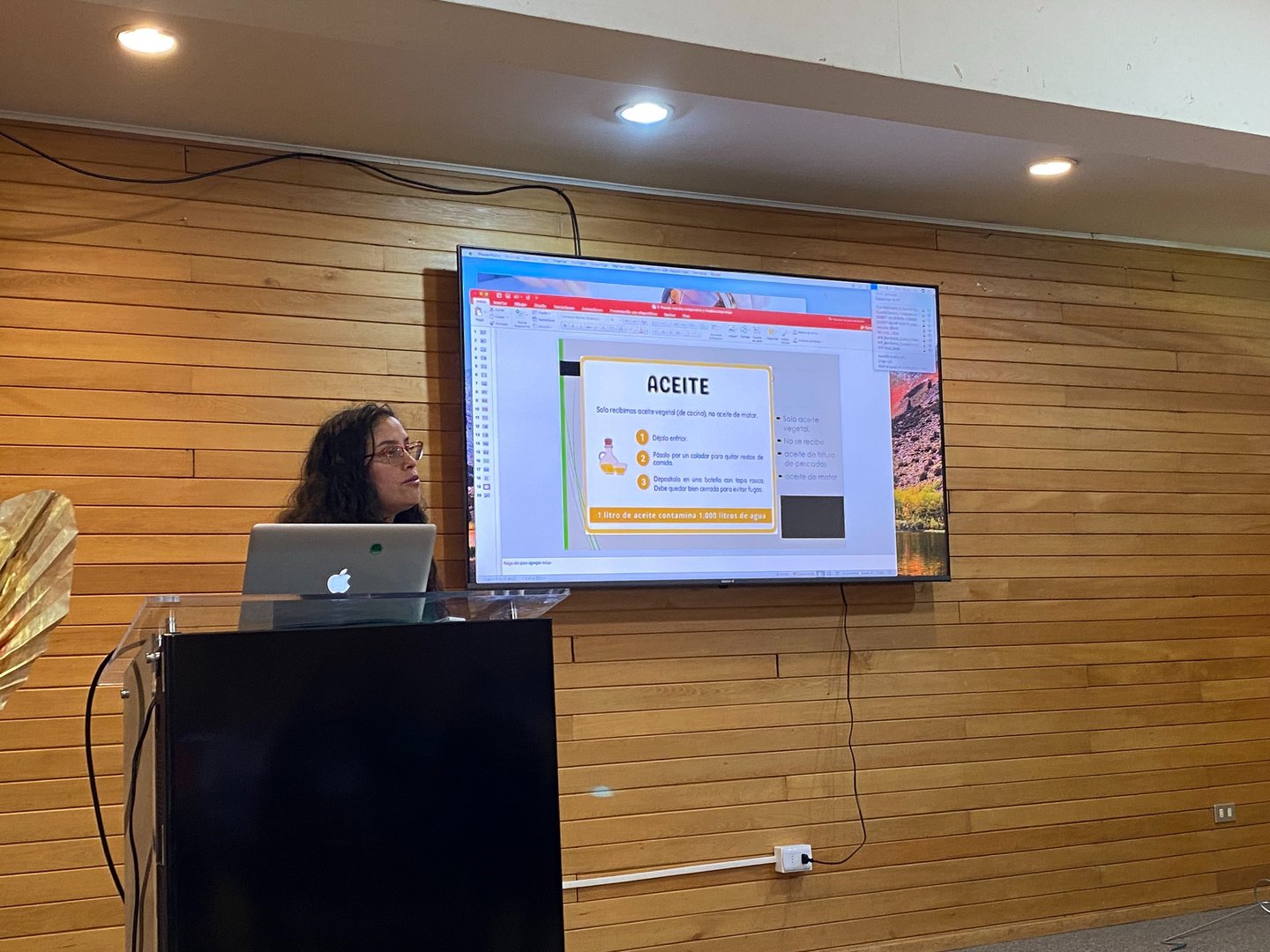 Daniela exponiendo a la comunidad sobre educación ambiental y soluciones sustentables de EcoRumbo