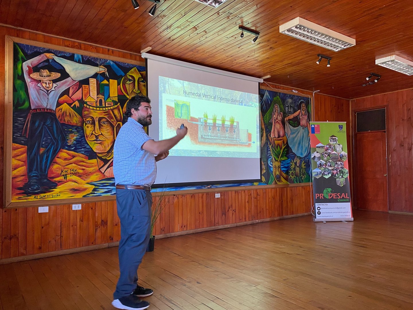 Juan exponiendo a la comunidad sobre educación ambiental y soluciones sustentables de EcoRumbo