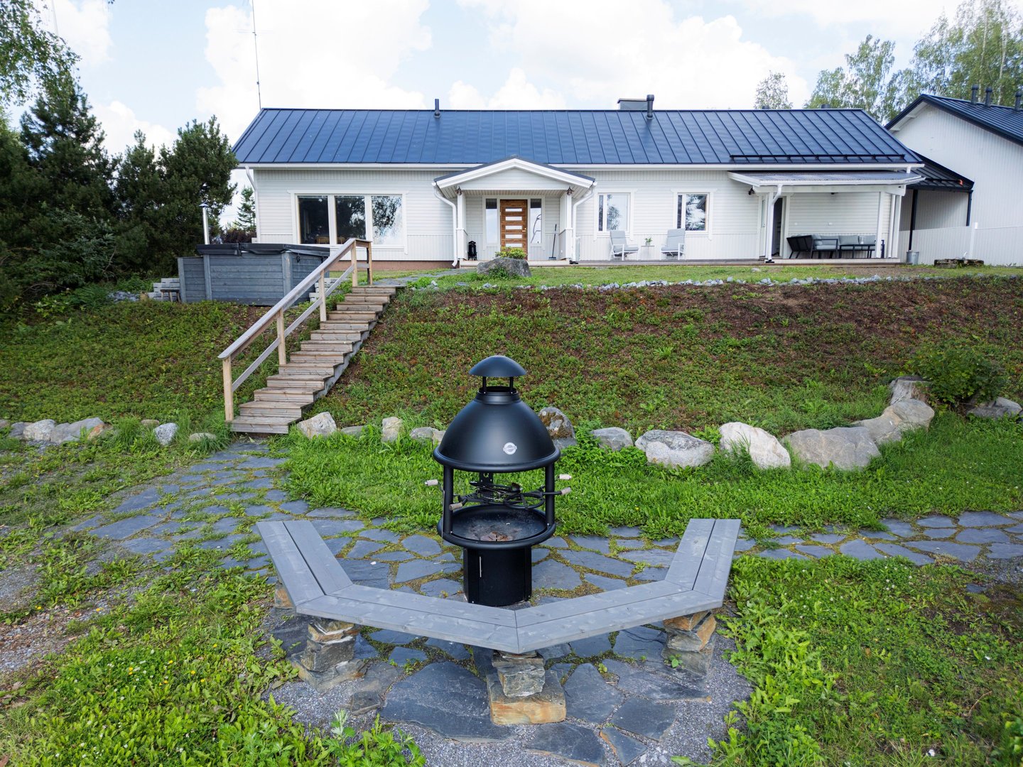 Julkisivua järveltä kuvattuna