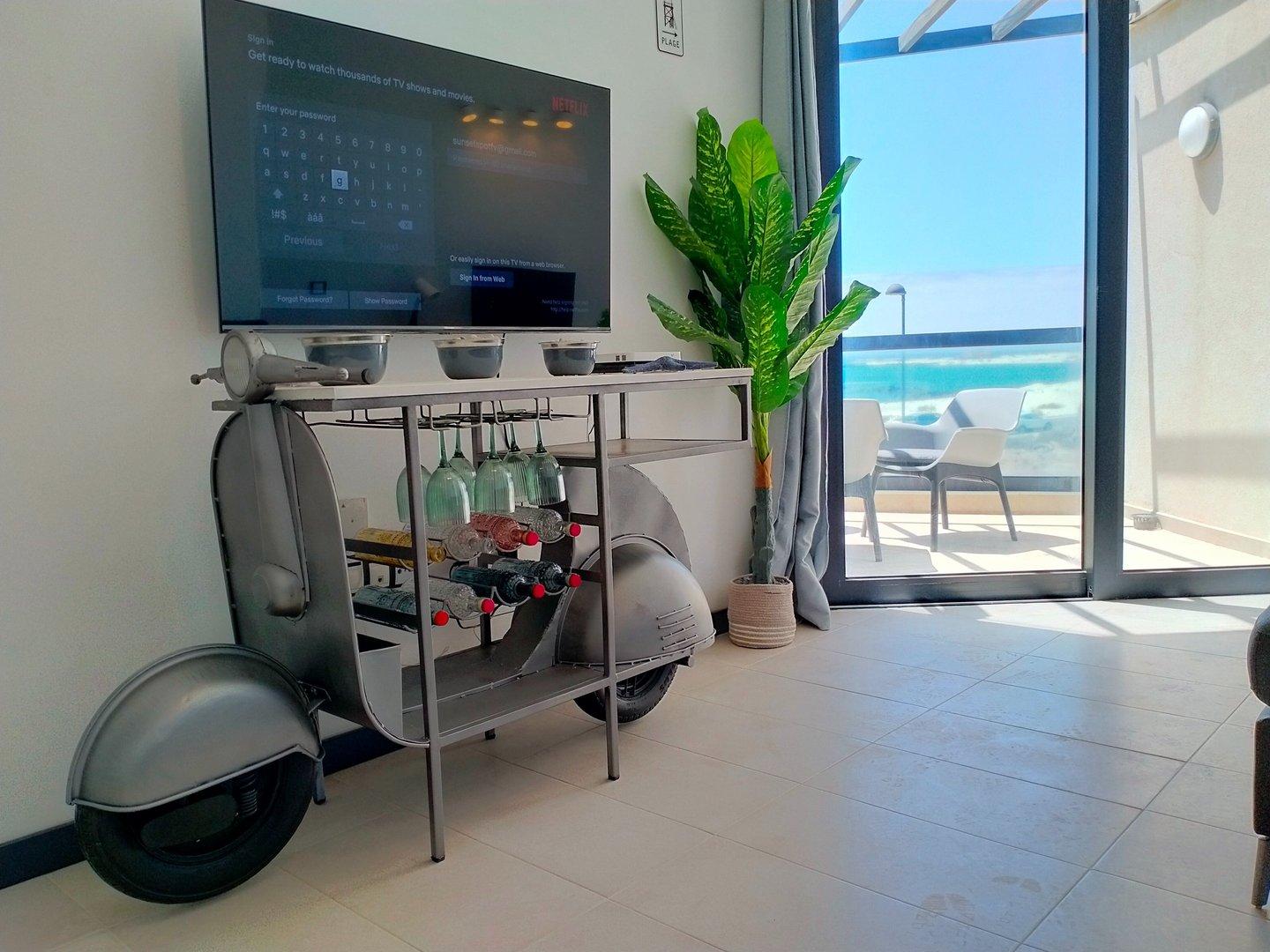 Salón con vistas al mar de un apartamento en alquiler en Fuerteventura