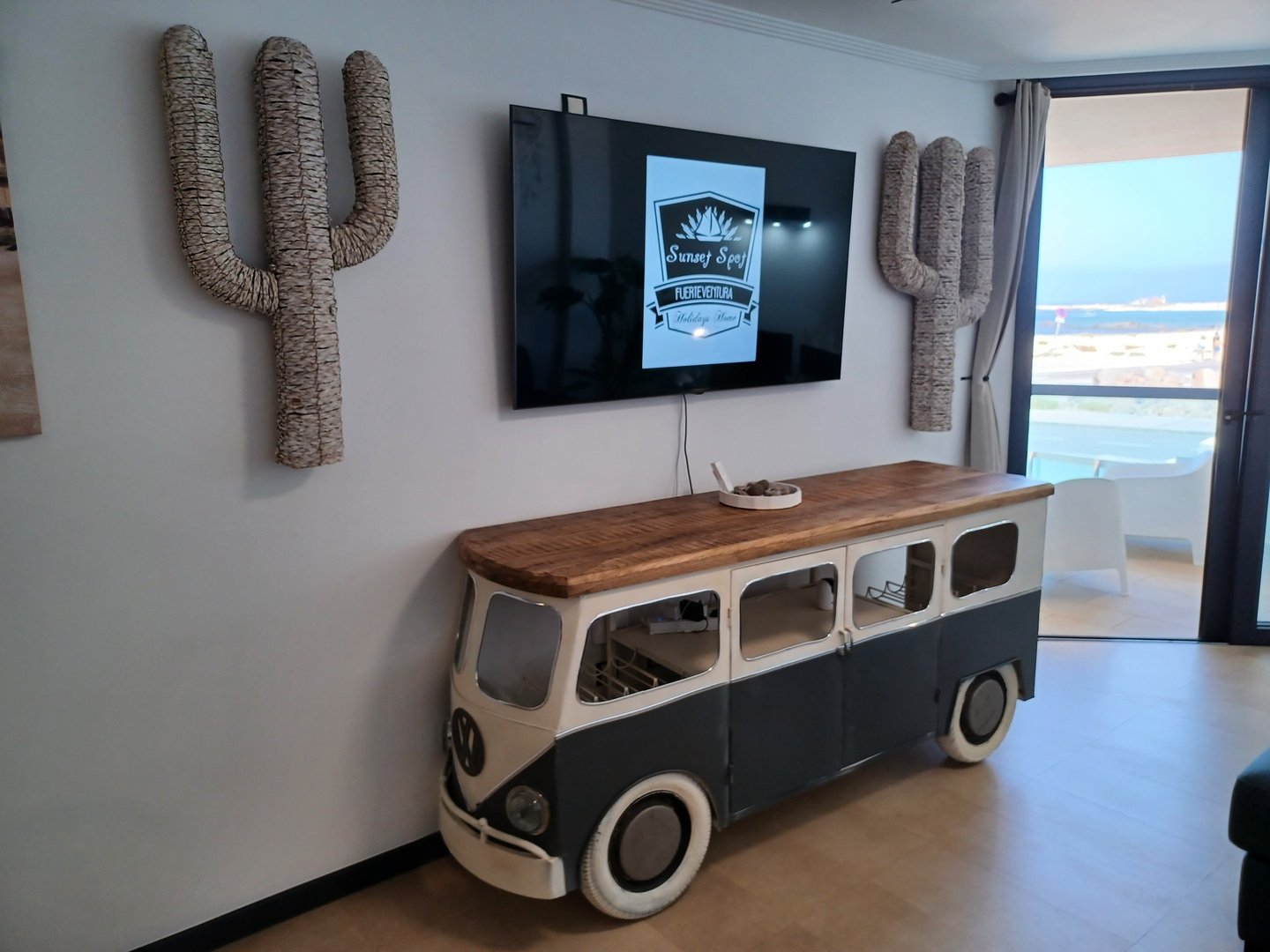 Foto de el salón comedor con vistas al mar de un apartmento en alquiler temporal en El Cotillo,