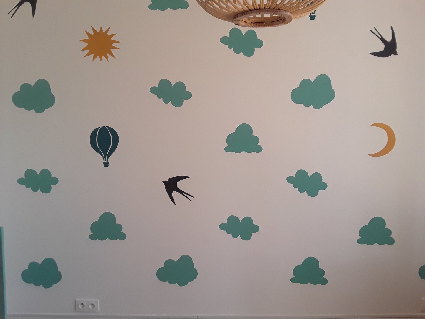 Fresque murale chambre d'enfant nuages peints au pochoir Normandie alternative au papier-peint