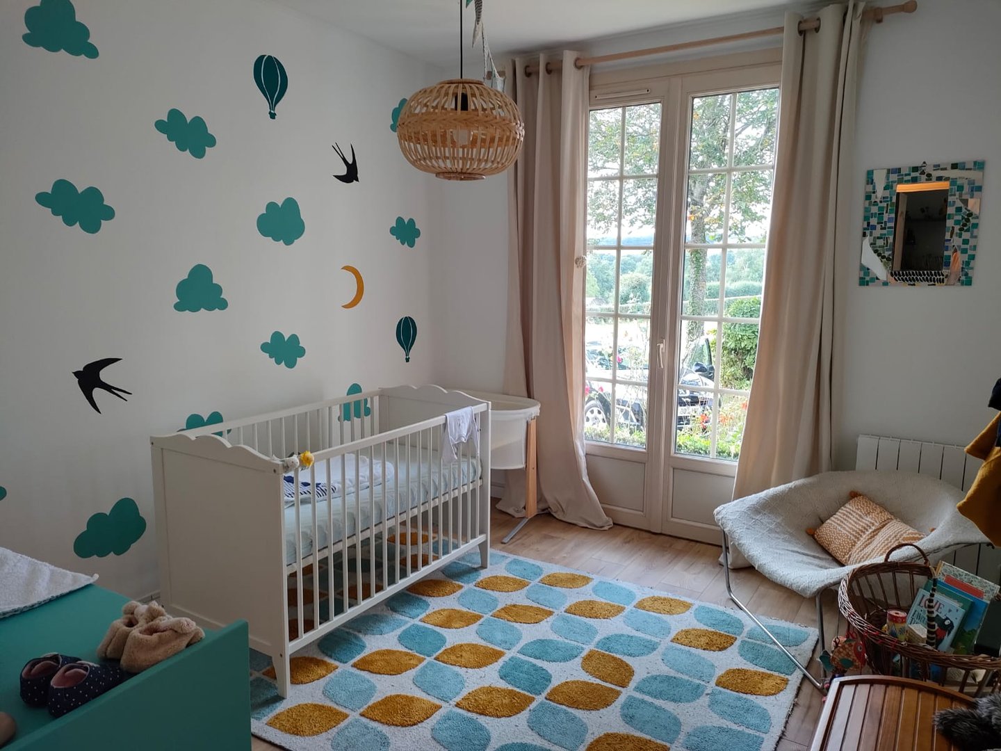 Fresque murale au pochoir Fresh Fresque Evrecy Caen Normandie chambre d'enfant nuages et oiseaux