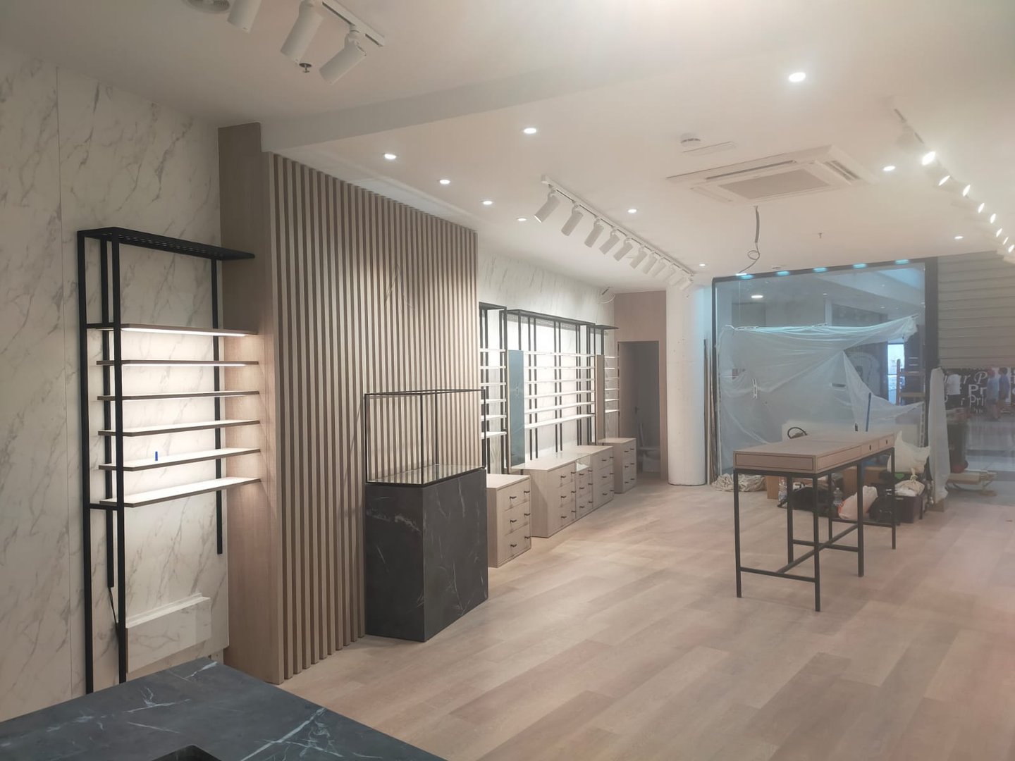 Decoración interior para ópticas en obra, proyecto MSDecop con mobiliario a medida.