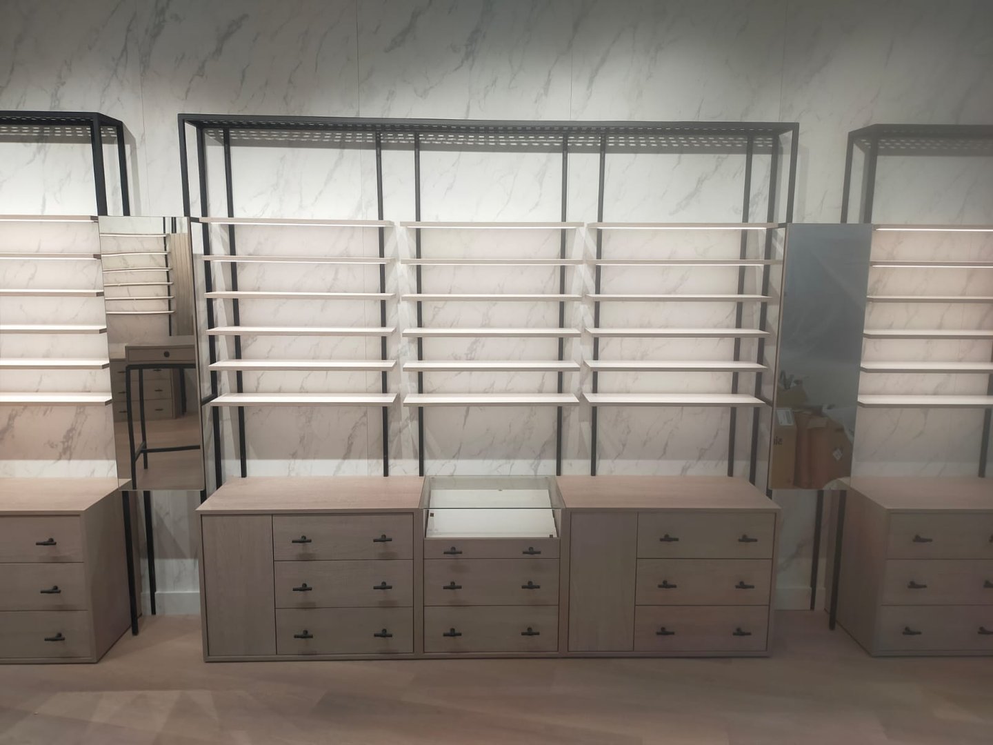 Mobiliario a medida para ópticas por MSDecop, estanterías iluminadas y diseño funcional.