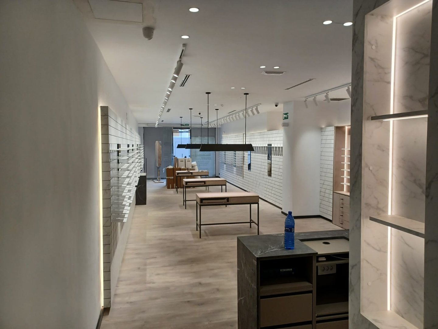 Decoración interior para ópticas en proceso de obra. Proyecto MSDecop con mobiliario a medida.