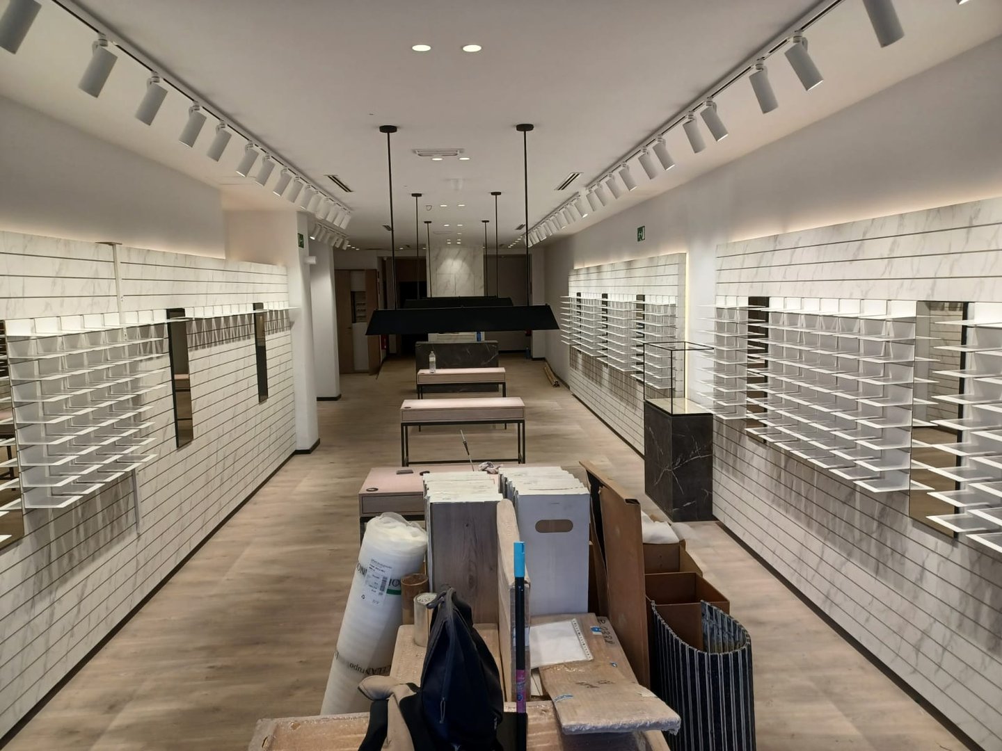 Reforma y montaje de óptica moderna por MSDecop. Diseño interior y mobiliario en instalación.