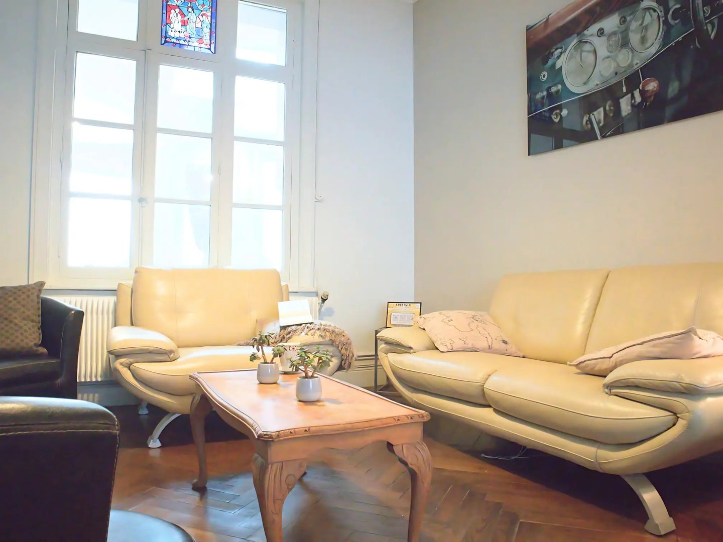 Salon lumineux avec canapés, hébergement professionnel à Saint-Omer