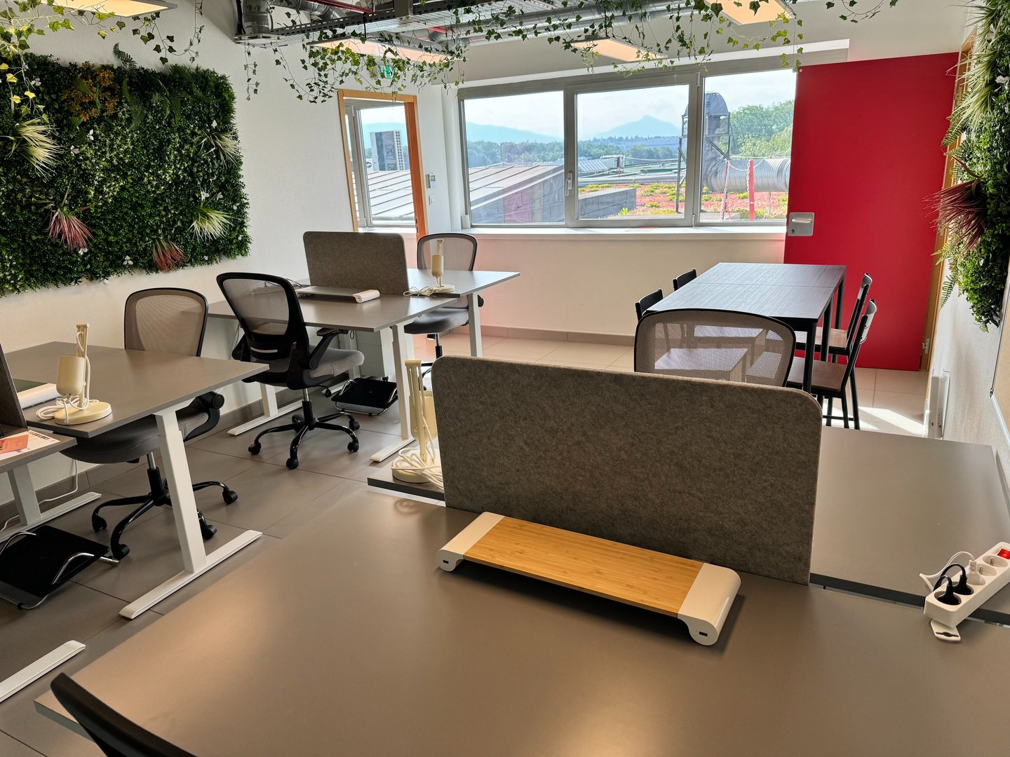 Bureau ergonomique et moderne dans l'espace du coworking