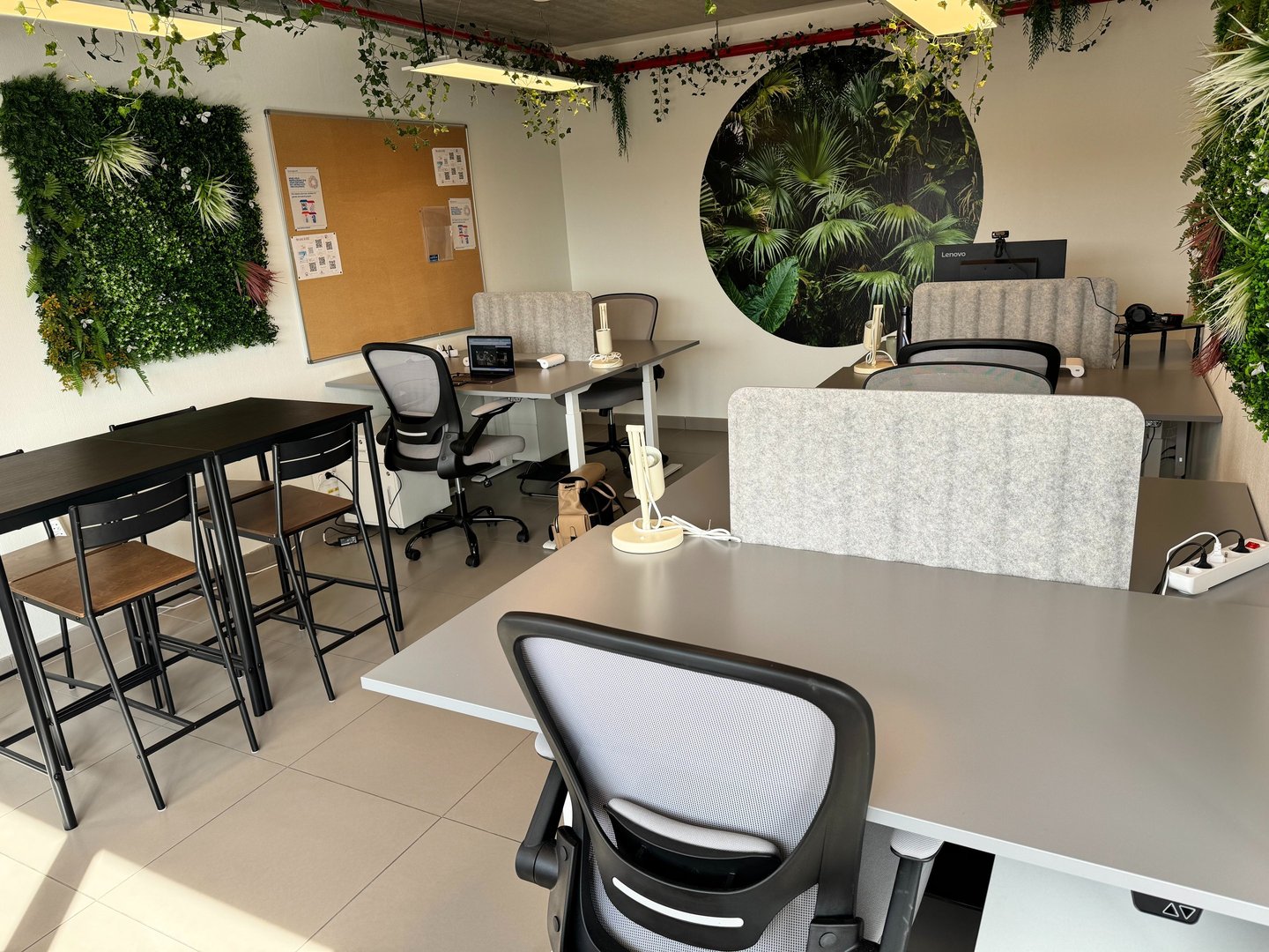 Bureau ergonomique et moderne dans l'espace du coworking