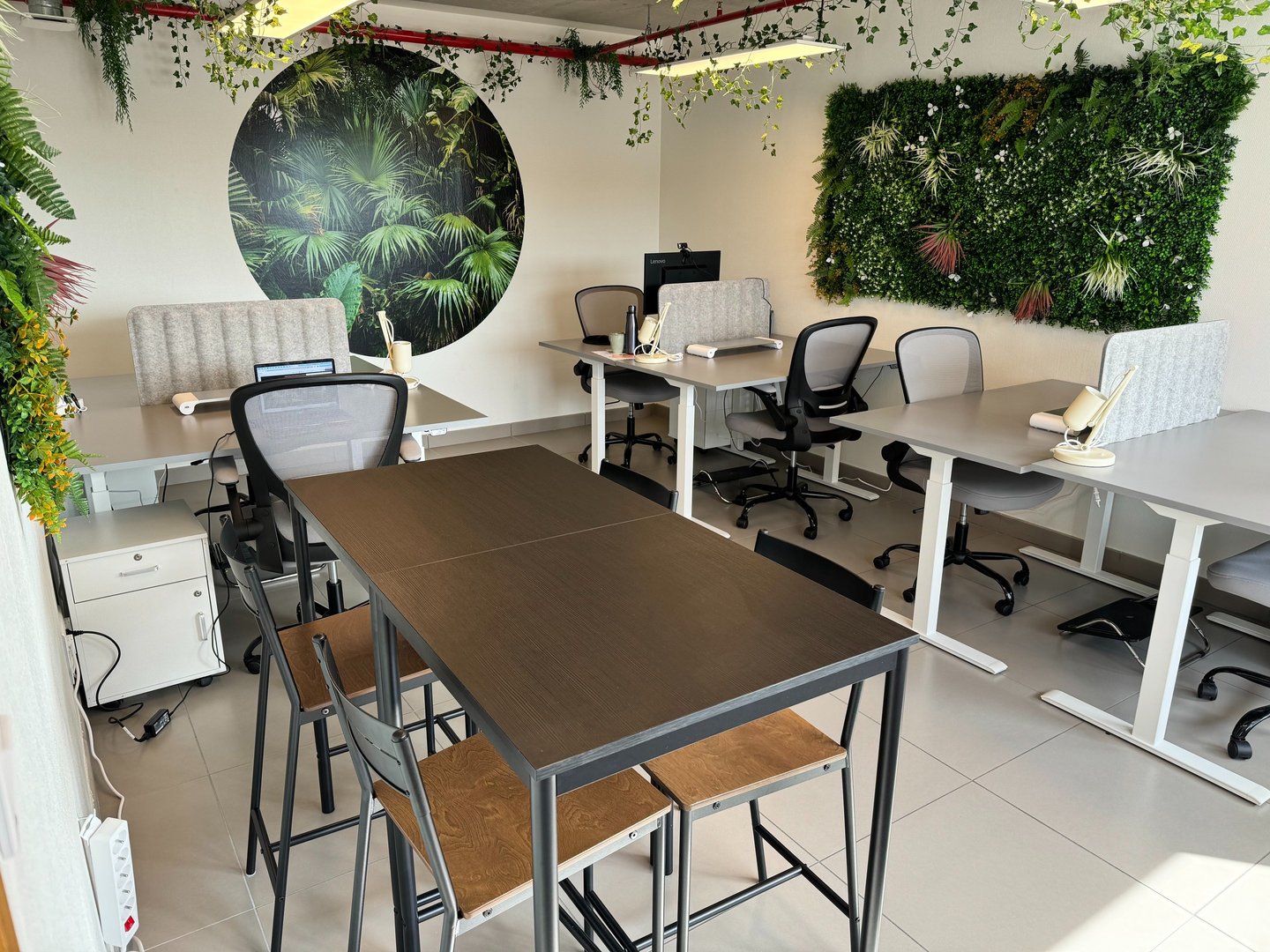 Bureau ergonomique et moderne dans l'espace du coworking