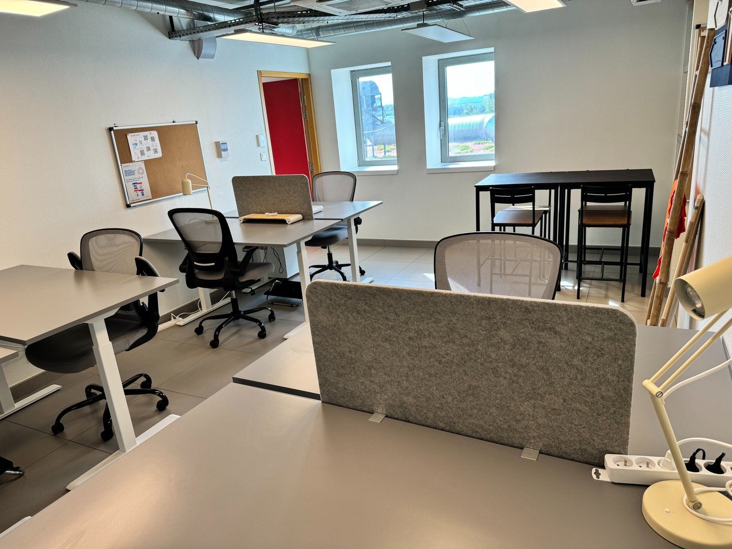 Bureau ergonomique pour travailler assis ainsi que debout