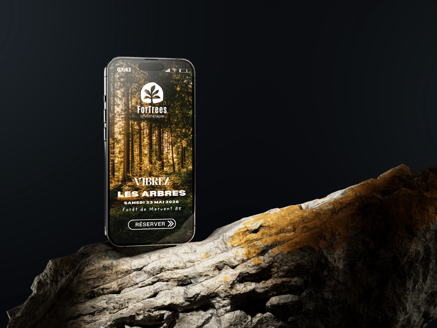 Smartphone affichant un site web et un logo de thérapie bien-être par les arbres.