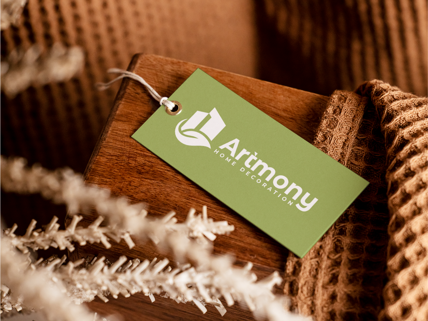 Logo de marque de décoration sur une surface en bois rustique.