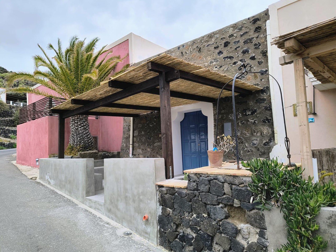 Dammuso a Cala Levante a pochi passi dall'Arco dell'Elefante, immerso nel paesaggio mediterraneo