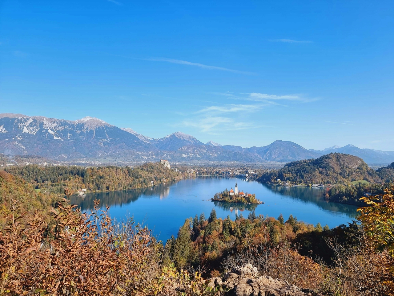 Bledsko jezero s otokom u Sloveniji okruženo planinama i šumom ujesen.