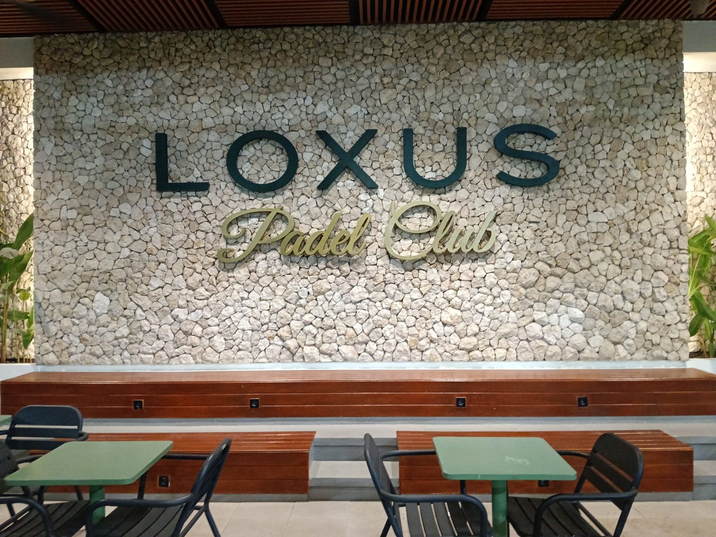 Huruf timbul stainless Loxus Padel Club Ciangsana karya Angel Family Laser.jpg