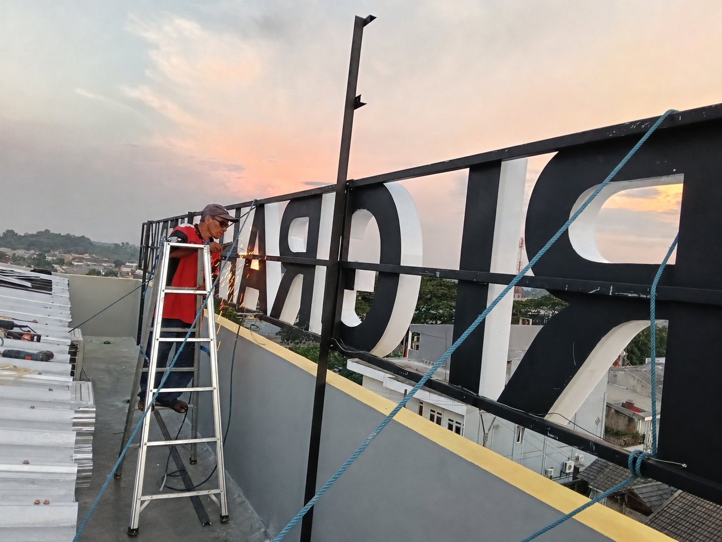 Layanan instalasi signage apapun dan dimanapun oleh Angel Family Laser, melayani se-Jabodetabek.