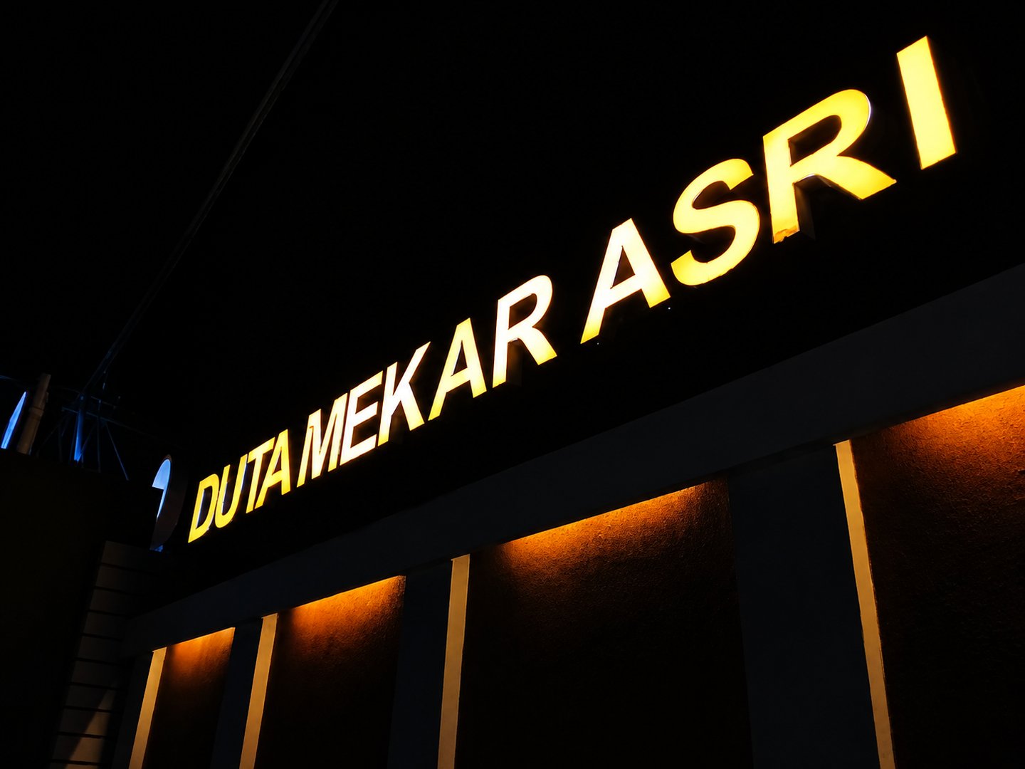 Hasil pemasangan huruf timbul LED menyala untuk Duta Mekar Asri oleh Angel Family Laser.