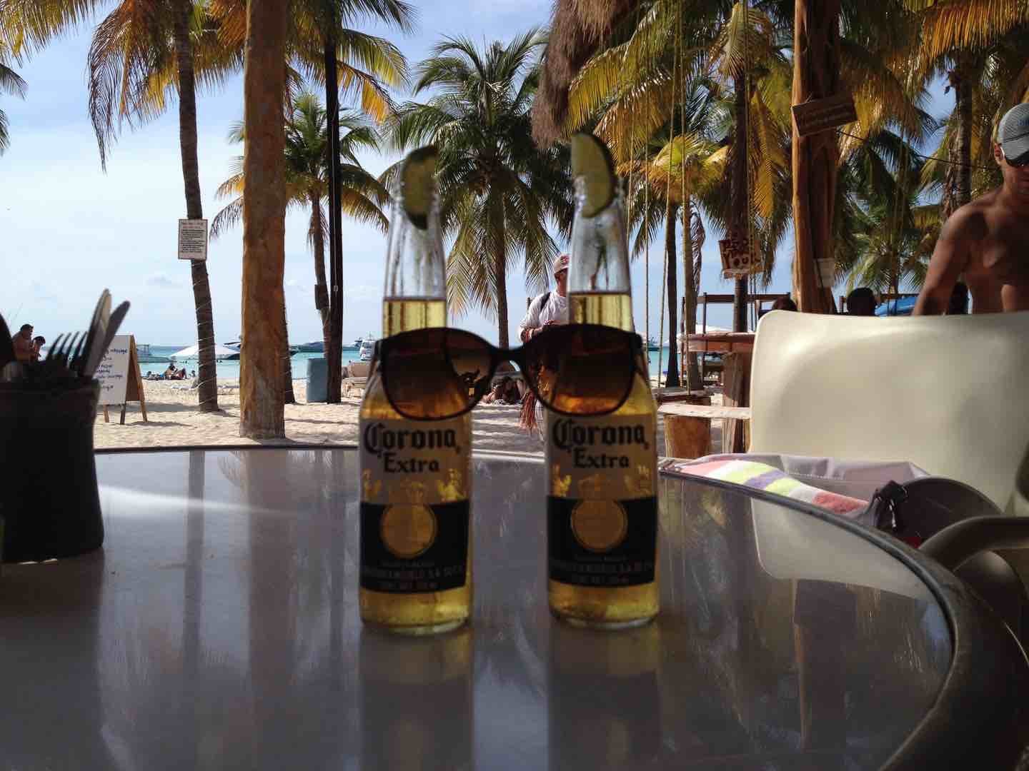isla mujeres beach bar with drinks