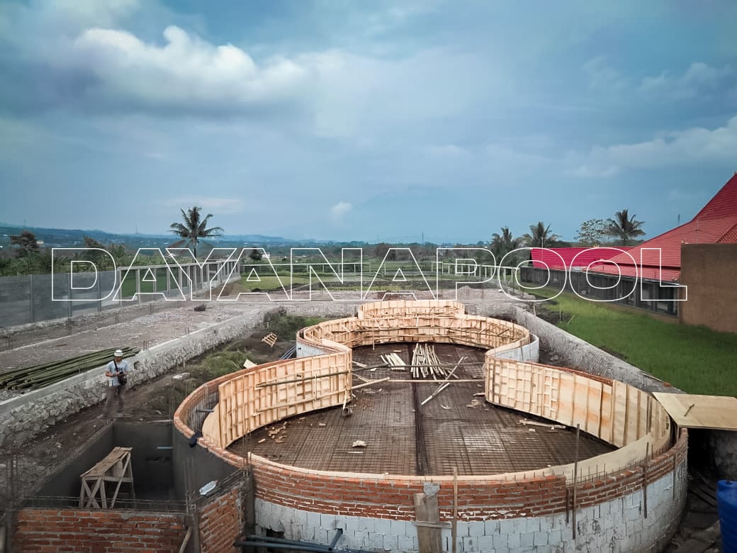 Proses pembangunan kolam renang berbentuk agka 8