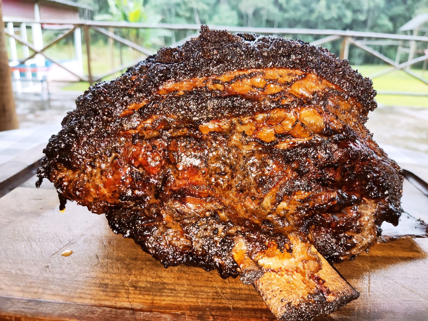 Costela bovina com crosta de defumação perfeita no Rancho São Bento em Juquitiba.