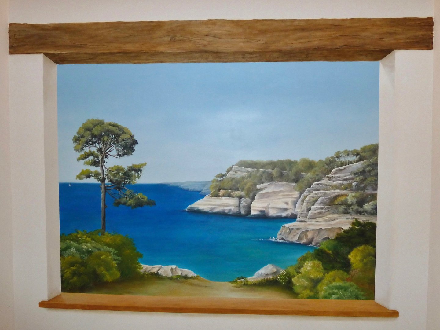 Décor peint en trompe-l'oeil, fausse ouverture sur un bord de mer, fausse poutre en bois