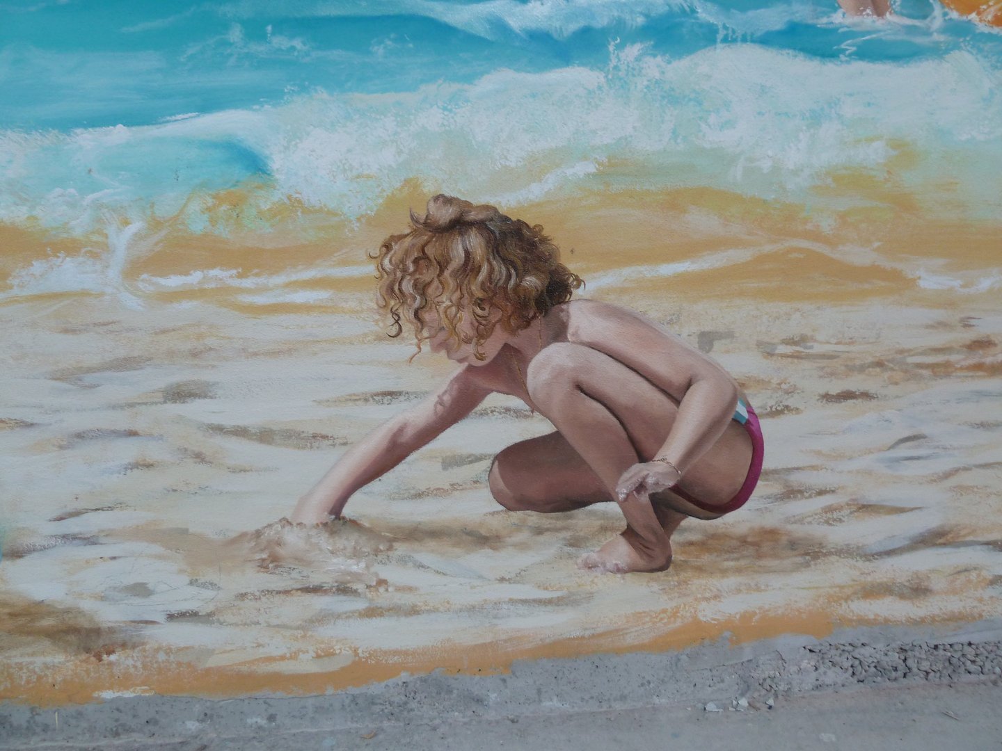Détail fresque murale: un enfant accroupi joue dans le sable d'une plage. Plottes (71).