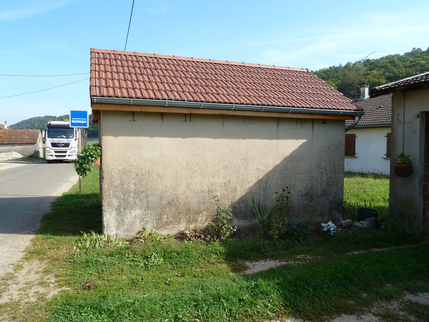 Façade d'un petit bâtiment avant sa restauration en peinture