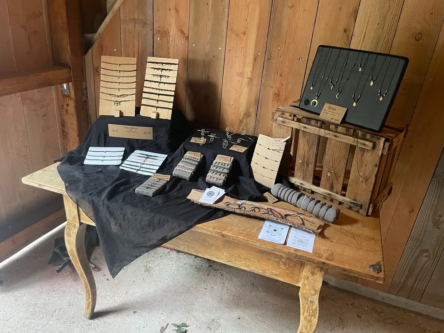 handgemachter Schmuck auf Holztisch ausgestellt, Verkaufsstand