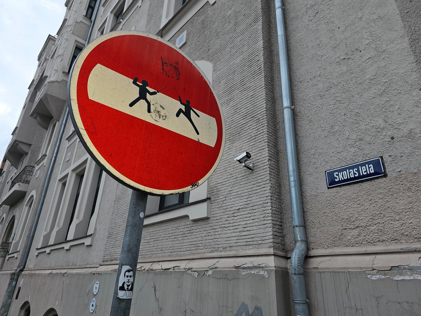 Détournement de panneaux de signalisation représentant deux escimeur aux J.O. sur un sens interdit.