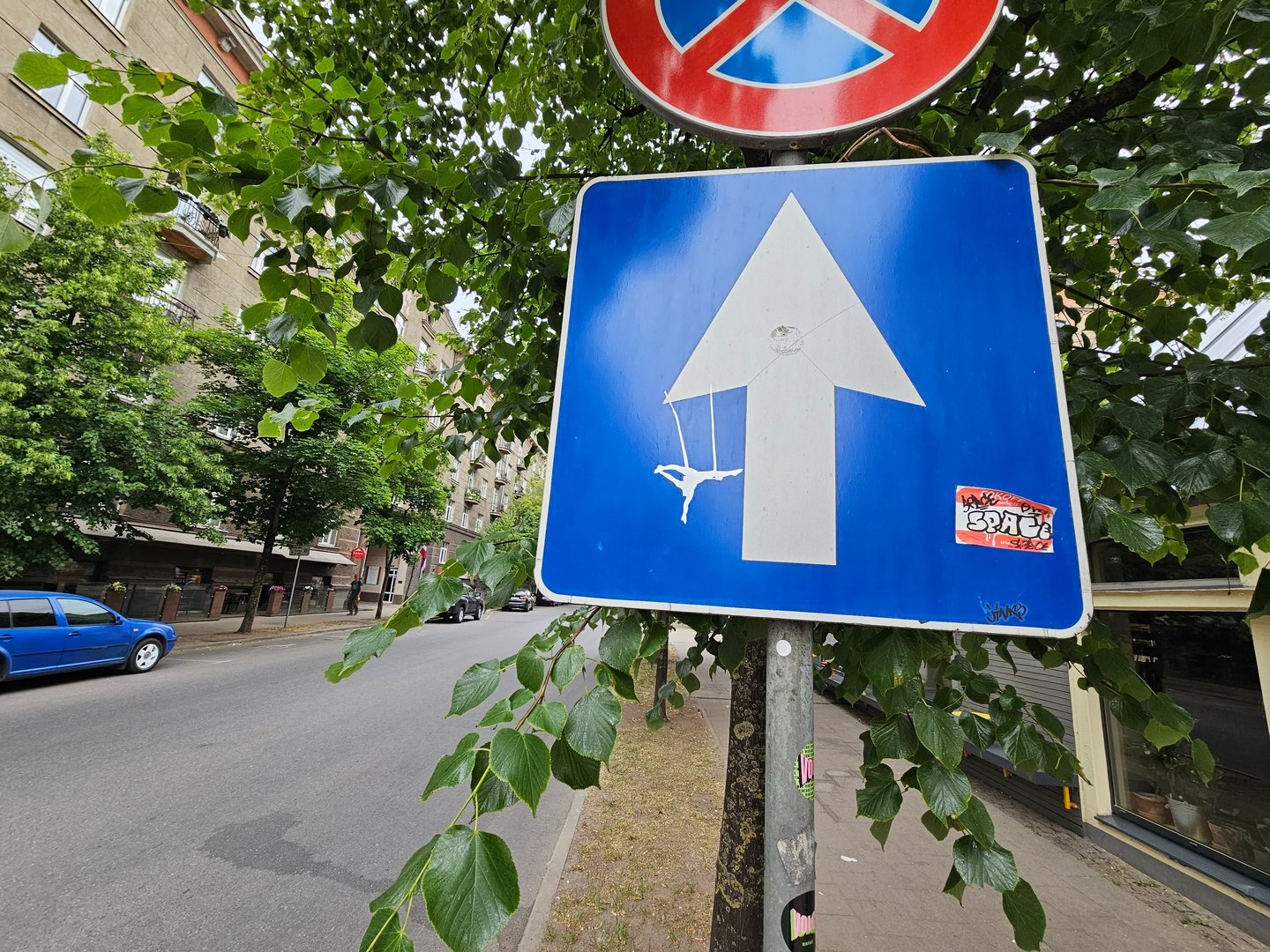 a street sign with a no parking sign on it